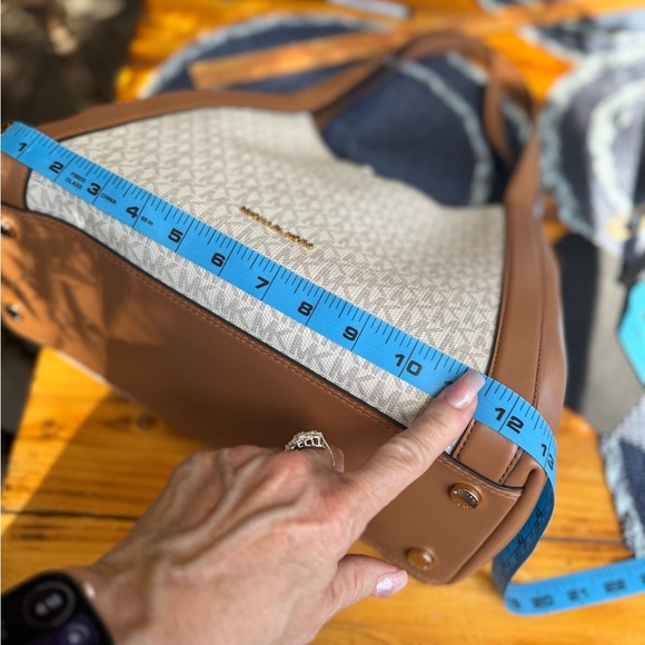 Michael Kors Rosemary Large Shoulder Tote – Vanilla/Acorn Logo Canvas - Picture 7 of 10